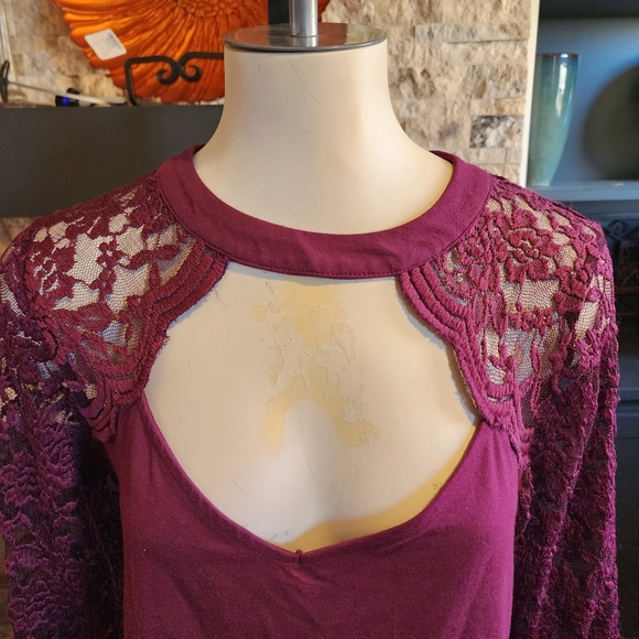 Torrid Wine Foxy Lace Long Sleeves, Lace Sweetheart Neckline Size 0 - Picture 4 of 8